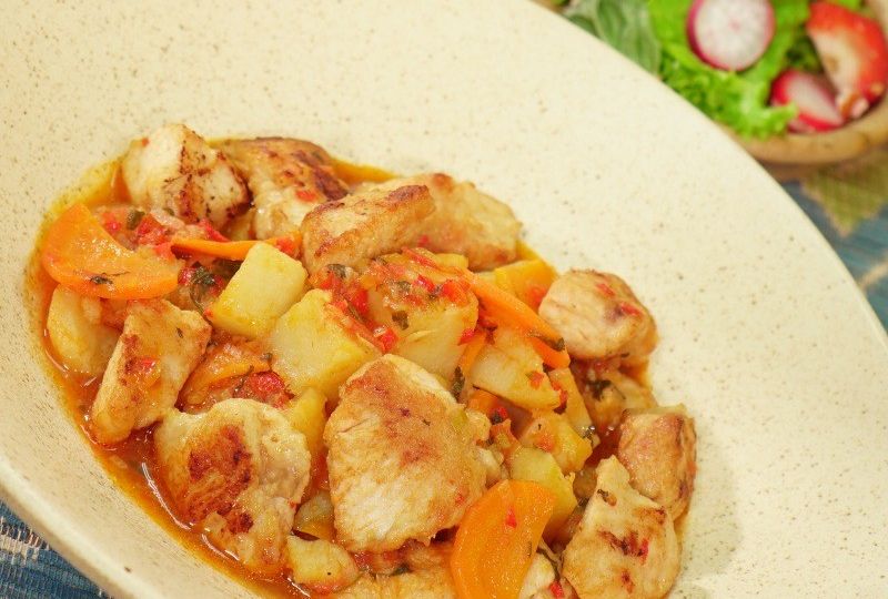 Preparación de Fricasé de pollo y ensalada