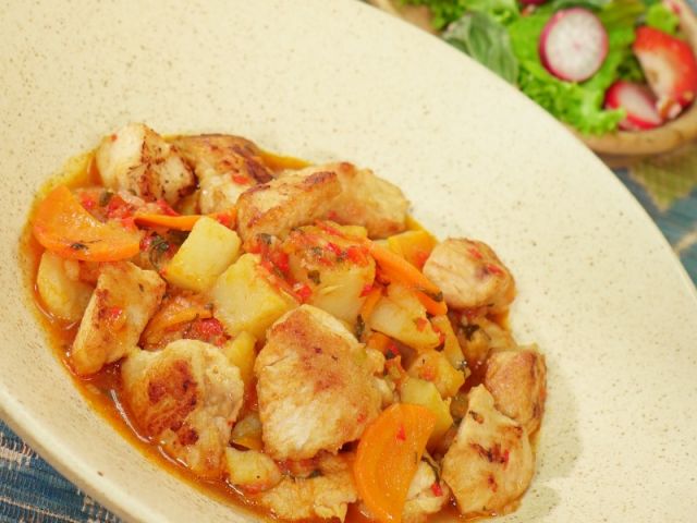 Preparación de Fricasé de pollo y ensalada