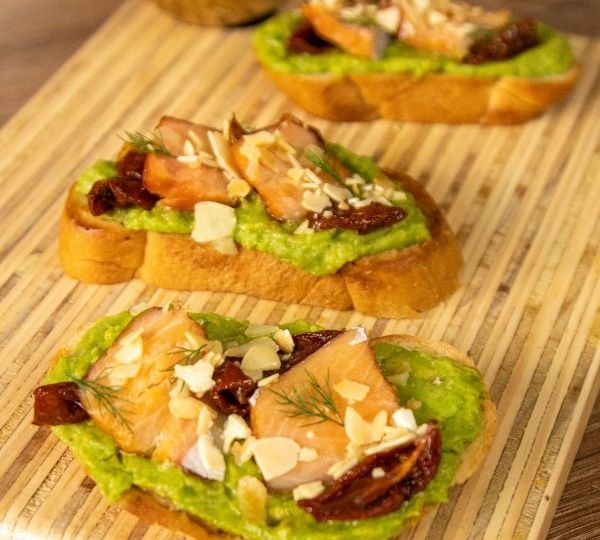 Snack de puré de aguacate con tostadas