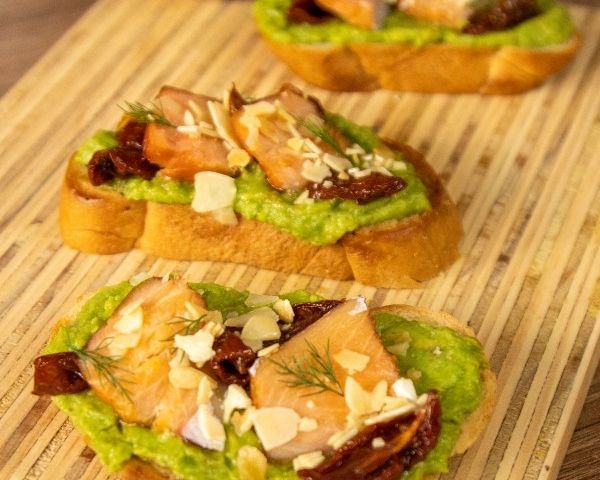 Snack de puré de aguacate con tostadas