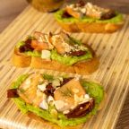 Snack de puré de aguacate con tostadas