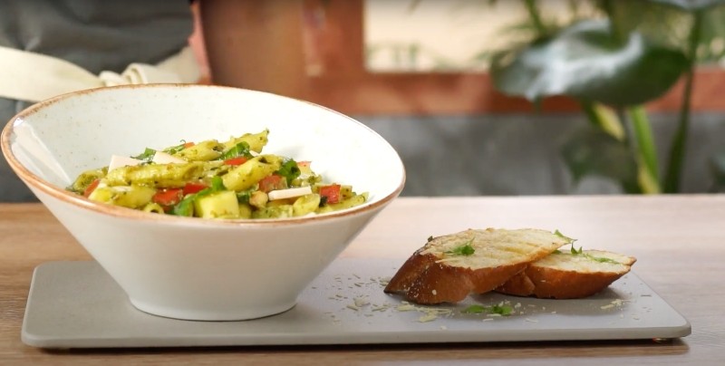 Ensalada de pasta, pesto tradicional y jamón de pavo