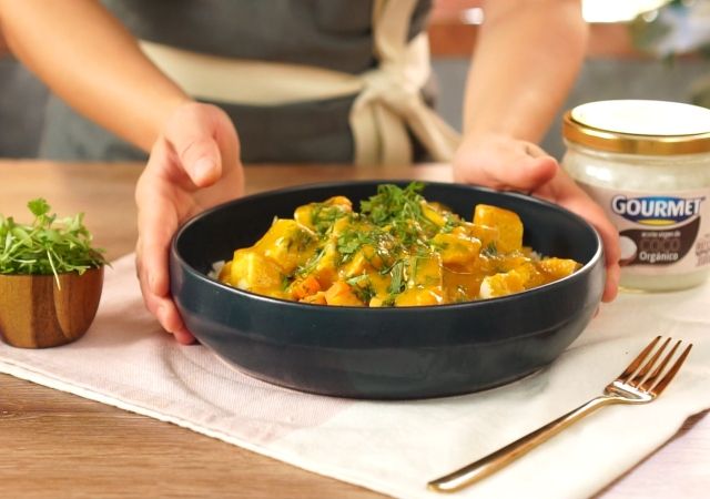 Curry de vegetales y pollo con Aceite de Coco Gourmet